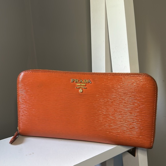 COPY - Prada Safiano Zippy wallet - Picture 1 of 10